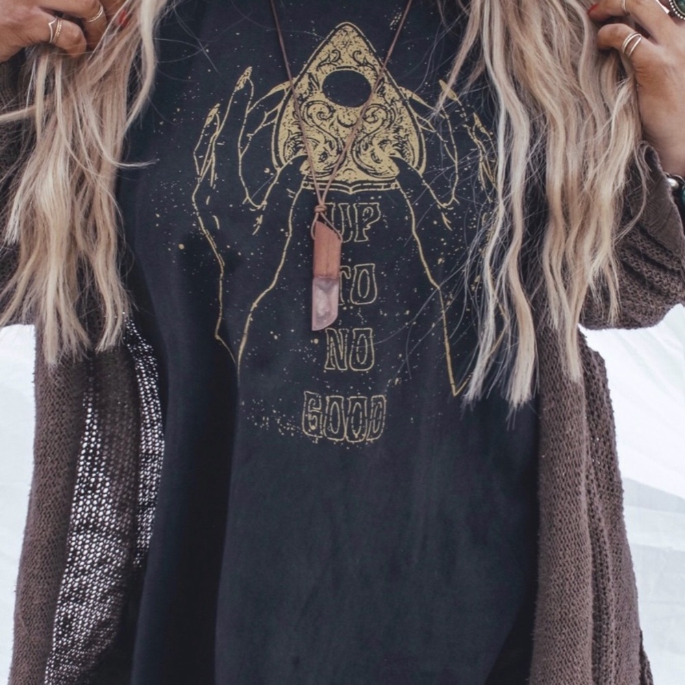 Side slit tee “Up to no good” pebbyforevee